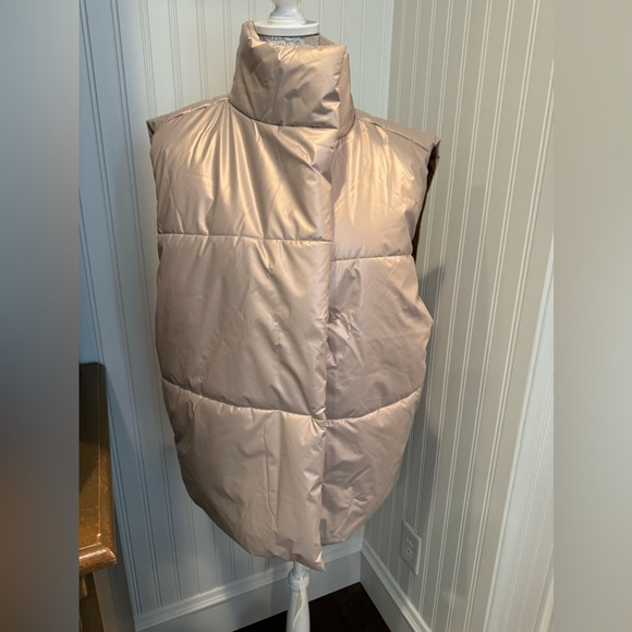 New, Fabletics Oversized Women’s Puffer Vest in Natural Blush ❄️ - Picture 4 of 6
